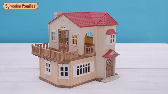 Sylvanian Families Rdeča streha podeželska hiša s pohištvom in posebnimi oblekami 5727