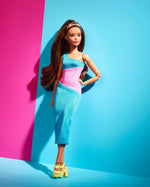 Mattel Barbie - Krajša punčka z rjavimi lasmi in roza-turkizno obleko (HJW82)