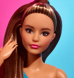 Mattel Barbie - Krajša punčka z rjavimi lasmi in roza-turkizno obleko (HJW82)