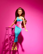 Mattel Barbie - Krajša punčka z rjavimi lasmi in roza-turkizno obleko (HJW82)